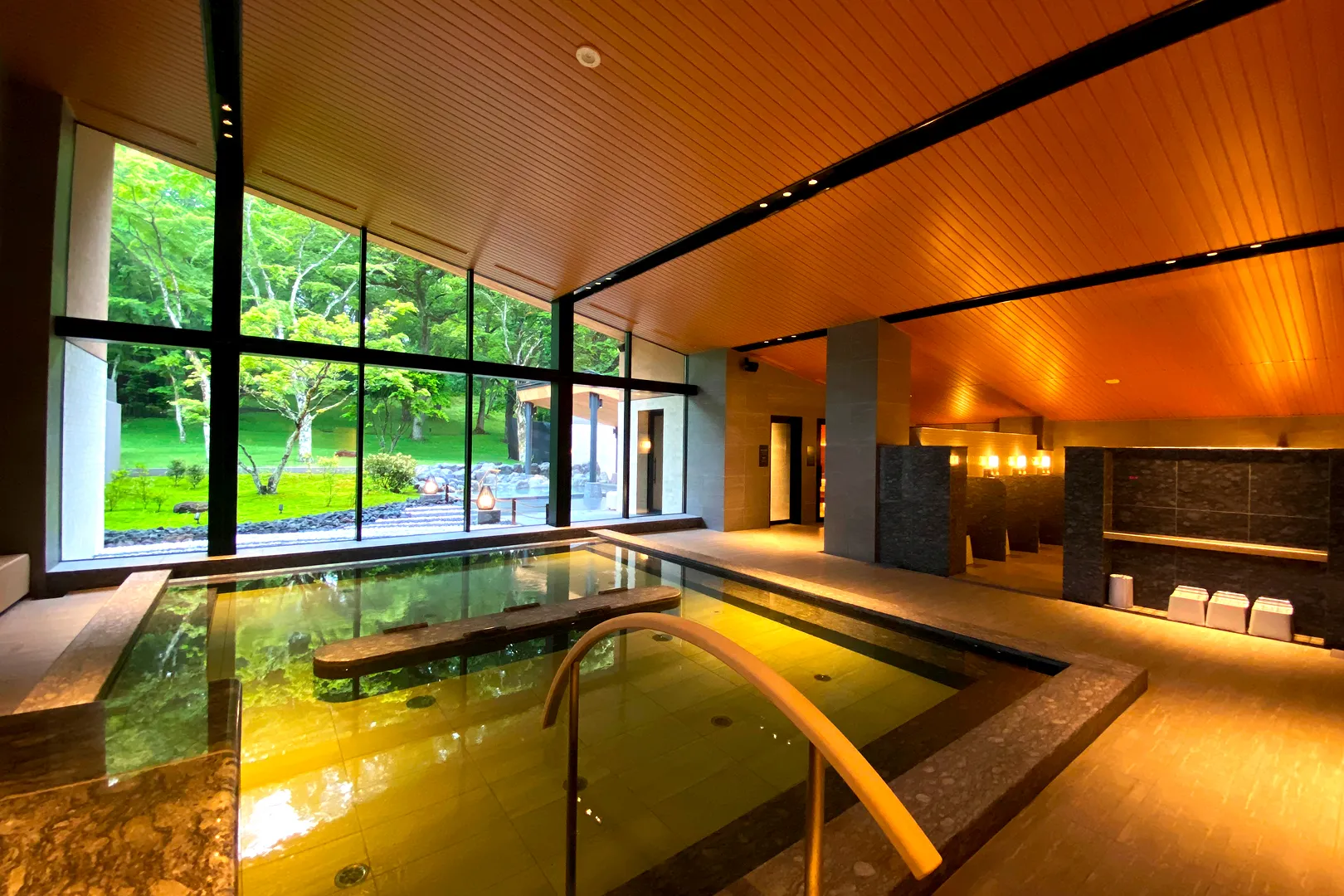 軽井沢プリンスホテル ウエスト公式Webサイトより「温泉施設『MOMIJI HOT-SPRING』」