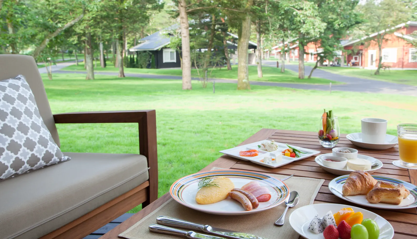 ザ・プリンス ヴィラ軽井沢公式Webサイトより「テラスで味わう朝食」