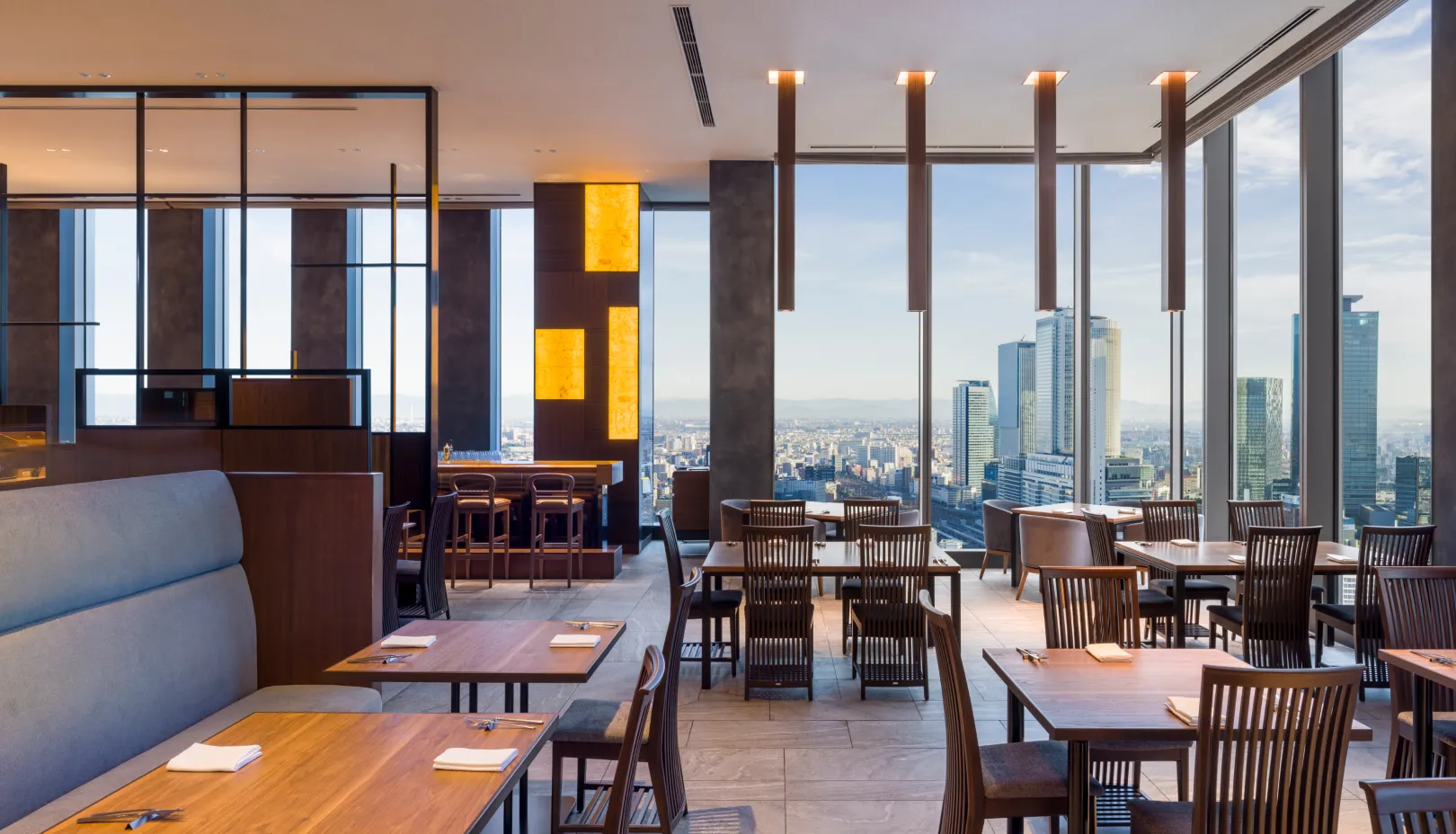 名古屋プリンスホテル スカイタワー公式Webサイトより「眺望を楽しめるレストラン『Sky Dining 天空』内観」