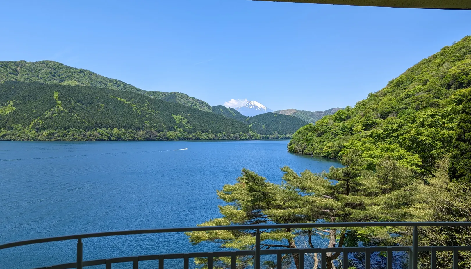 ザ・プリンス 箱根芦ノ湖公式Webサイトより「客室から望む芦ノ湖と富士山」