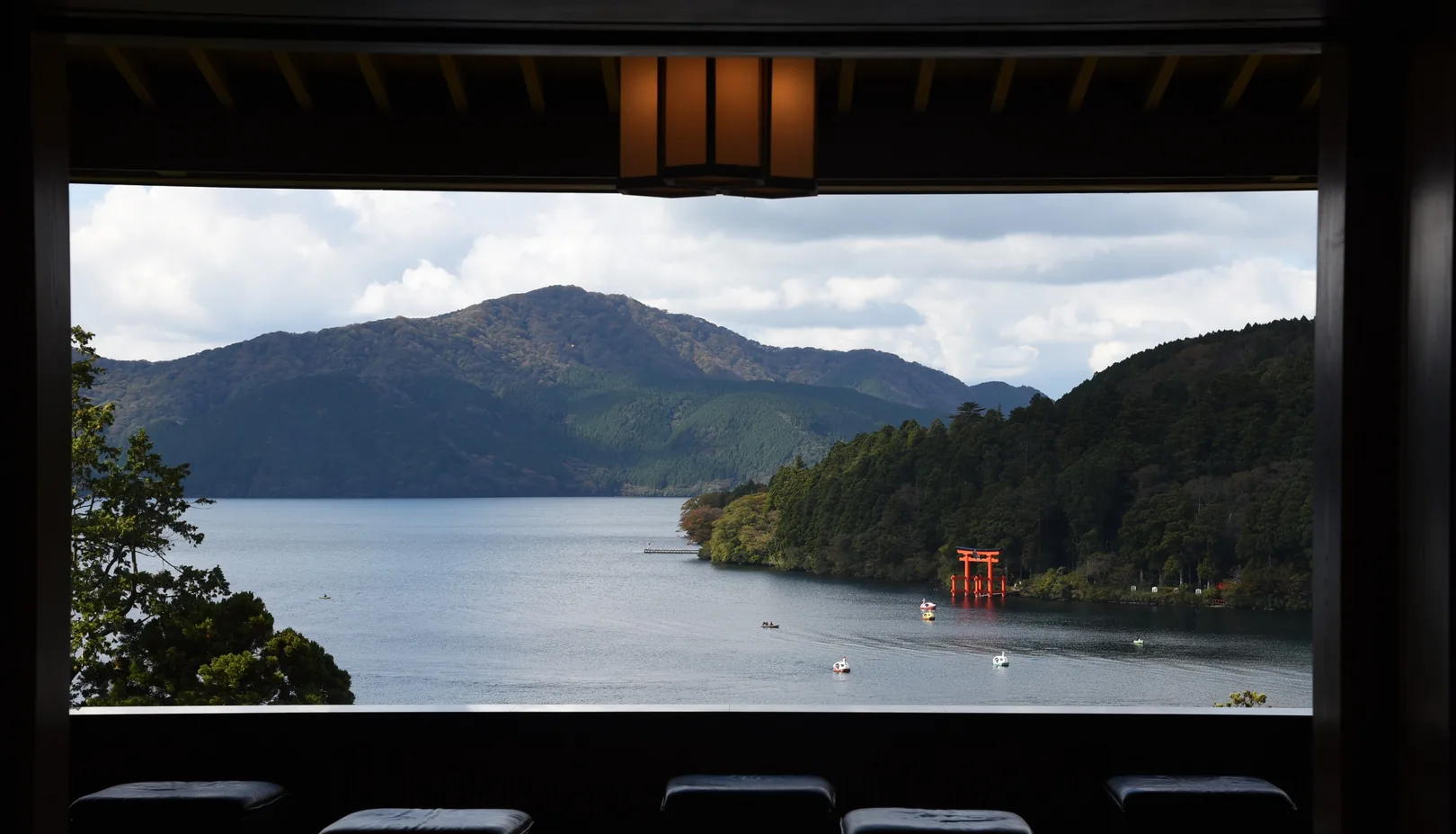 PIXTAより「成川美術館の展望ラウンジから望む芦ノ湖と平和の鳥居」