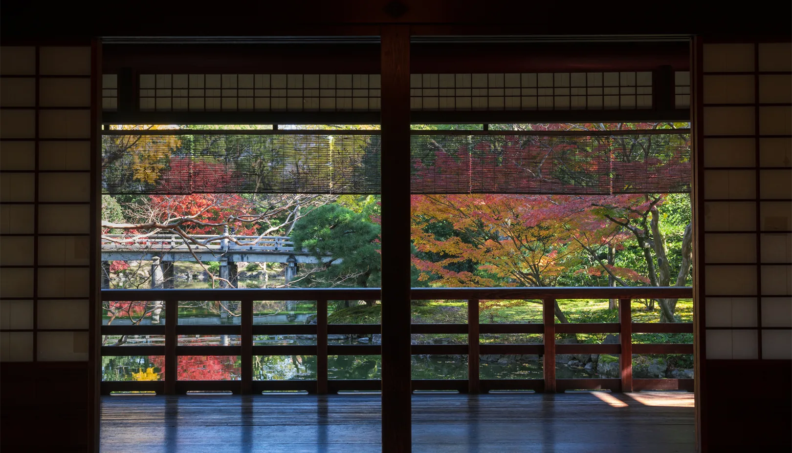 PIXTAより「東屋を包み込む鮮やかな紅葉」※掲載写真は季節の景観をお伝えするもので、金木犀は写っておりません