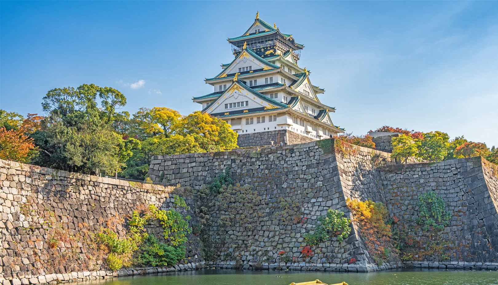 PIXTAより「秋の木々に囲まれた大阪城天守閣」※掲載写真は季節の景観をお伝えするもので、金木犀は写っておりません