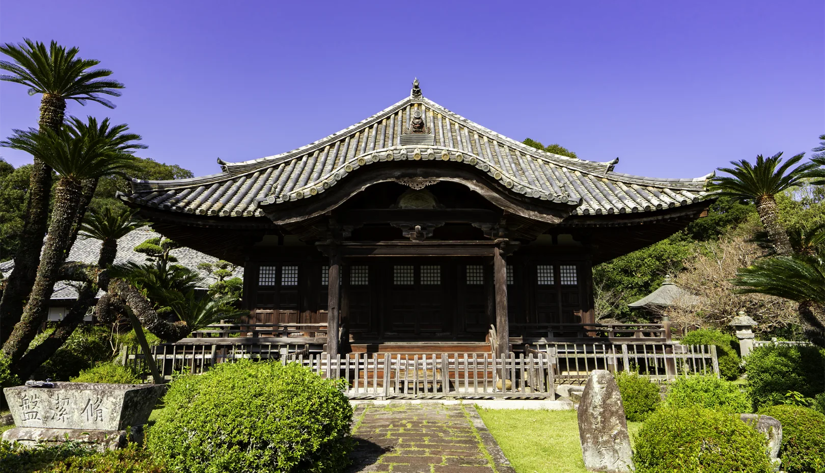 PIXTAより「青空の下に佇む歴史ある寺院」