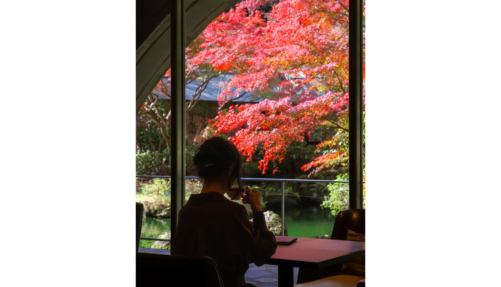 ザ・プリンス 京都宝ヶ池公式Webサイトより「紅葉を望む窓辺で味わう、静かなひととき」