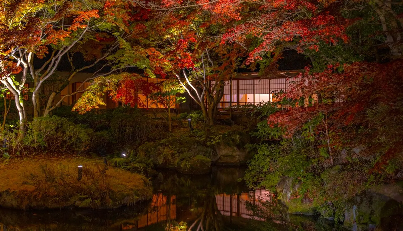 ザ・プリンス 京都宝ヶ池公式Webサイトより「夜の庭園に映える紅葉と茶寮が織りなす秋の風景」