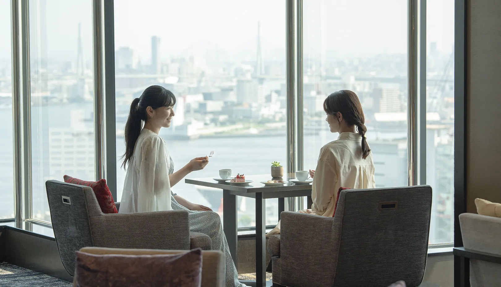 グランドプリンスホテル大阪ベイ公式Webサイトより「大阪ベイエリアを望むラウンジでのひととき」