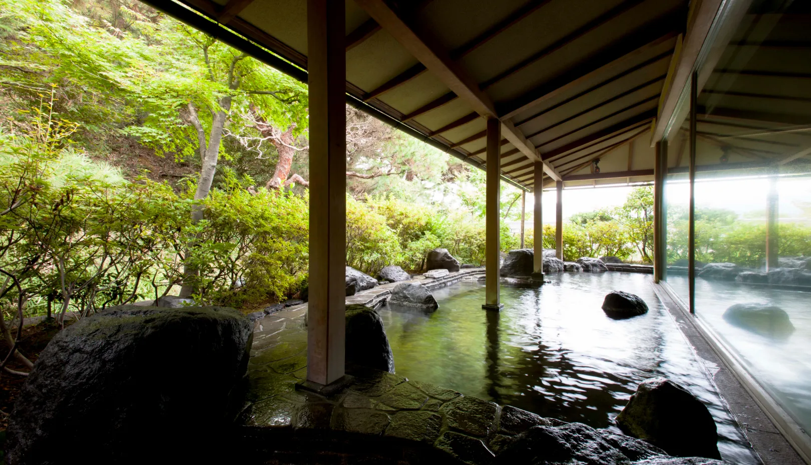 伊豆長岡温泉 三養荘公式Webサイトより「緑に囲まれた温泉大浴場」