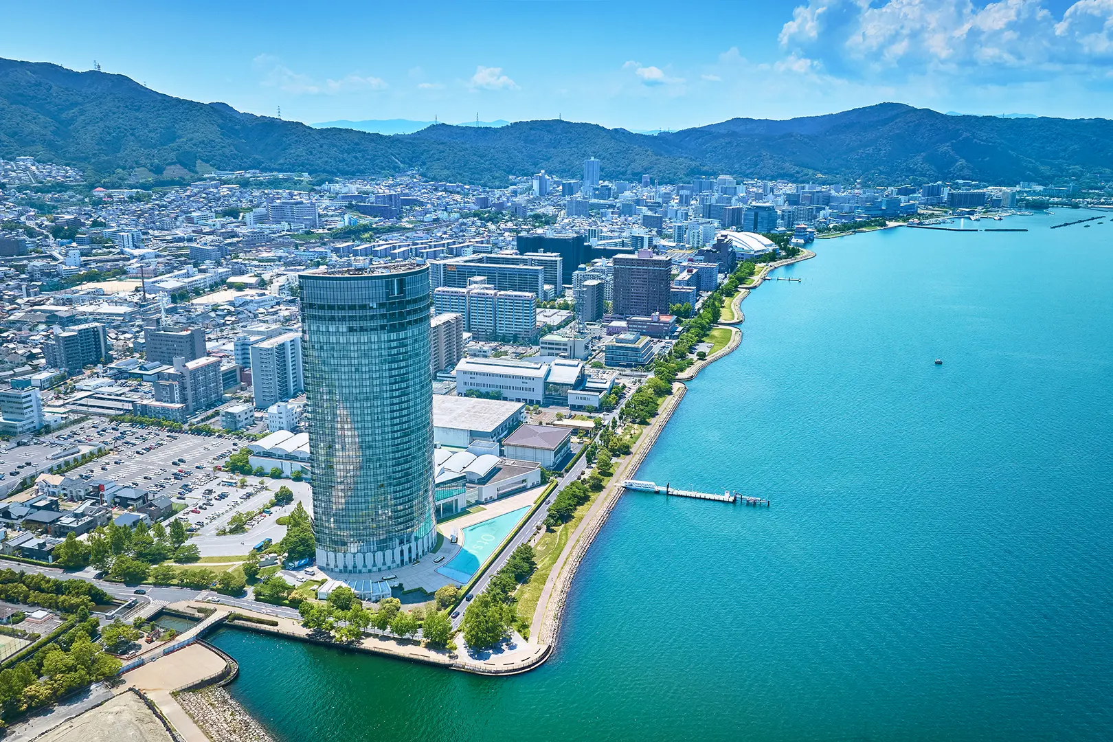 びわ湖大津プリンスホテル公式Webサイトより「空を映す曲面のガラス外観」