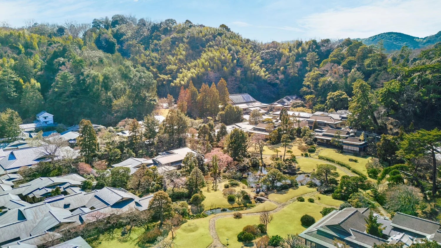 伊豆長岡温泉 三養荘公式Webサイトより「本館と新館の間に広がる3,000坪の日本庭園」