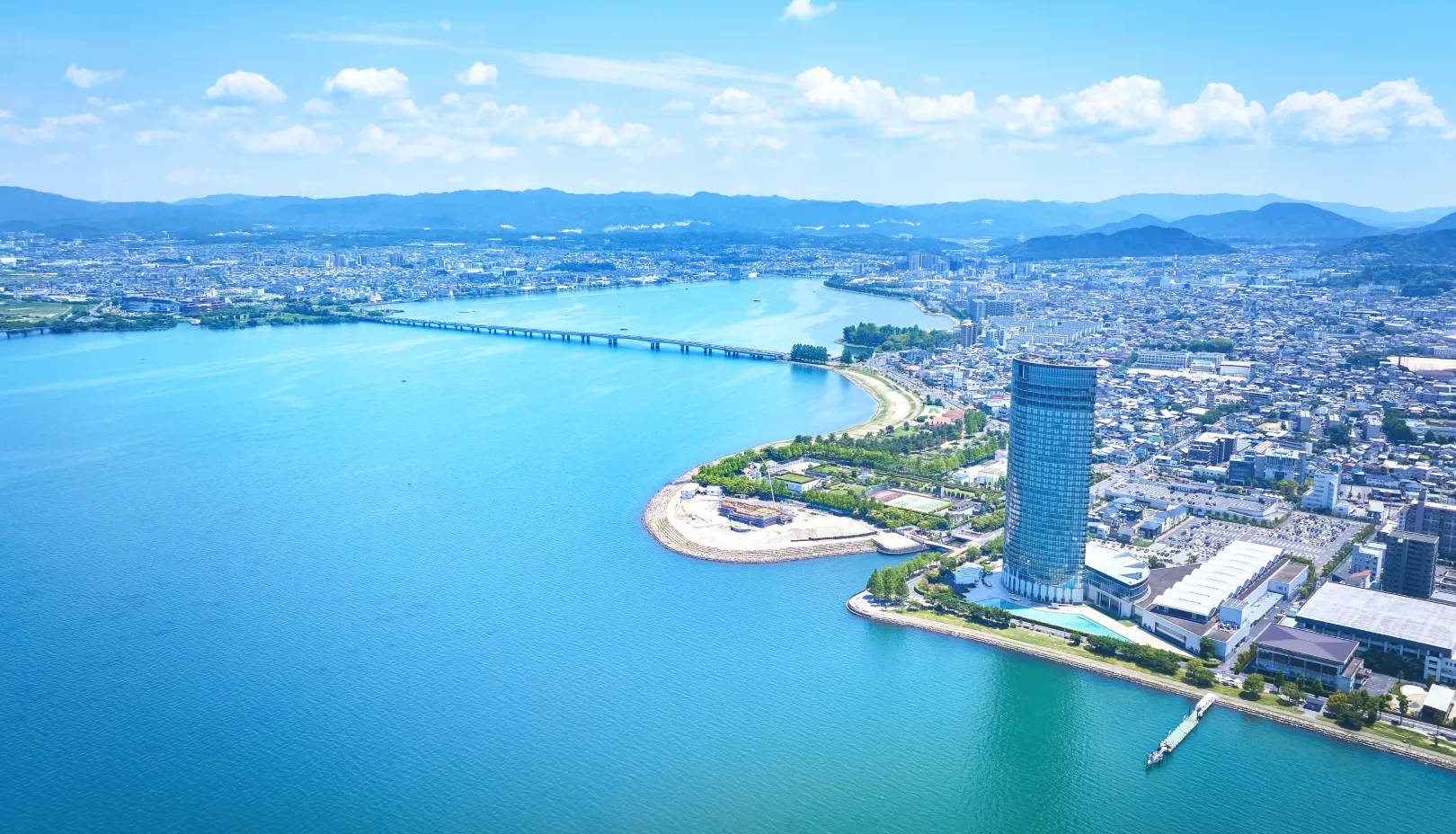 びわ湖大津プリンスホテル公式Webサイトより「びわ湖畔にそびえるタワーと大津のまちなみ」