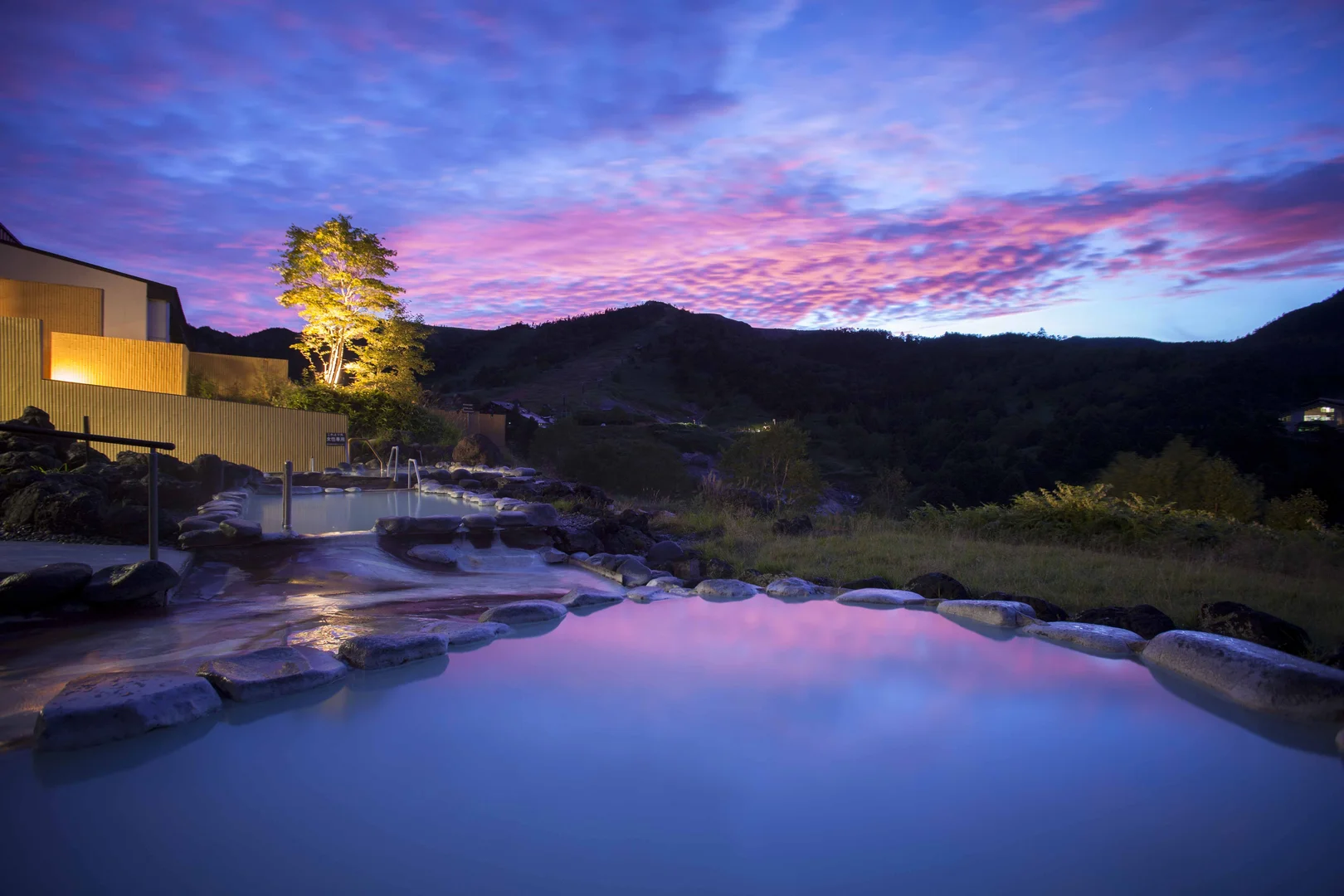 万座プリンスホテル公式Webサイトより「朝焼けに染まる露天風呂『こまくさの湯』」