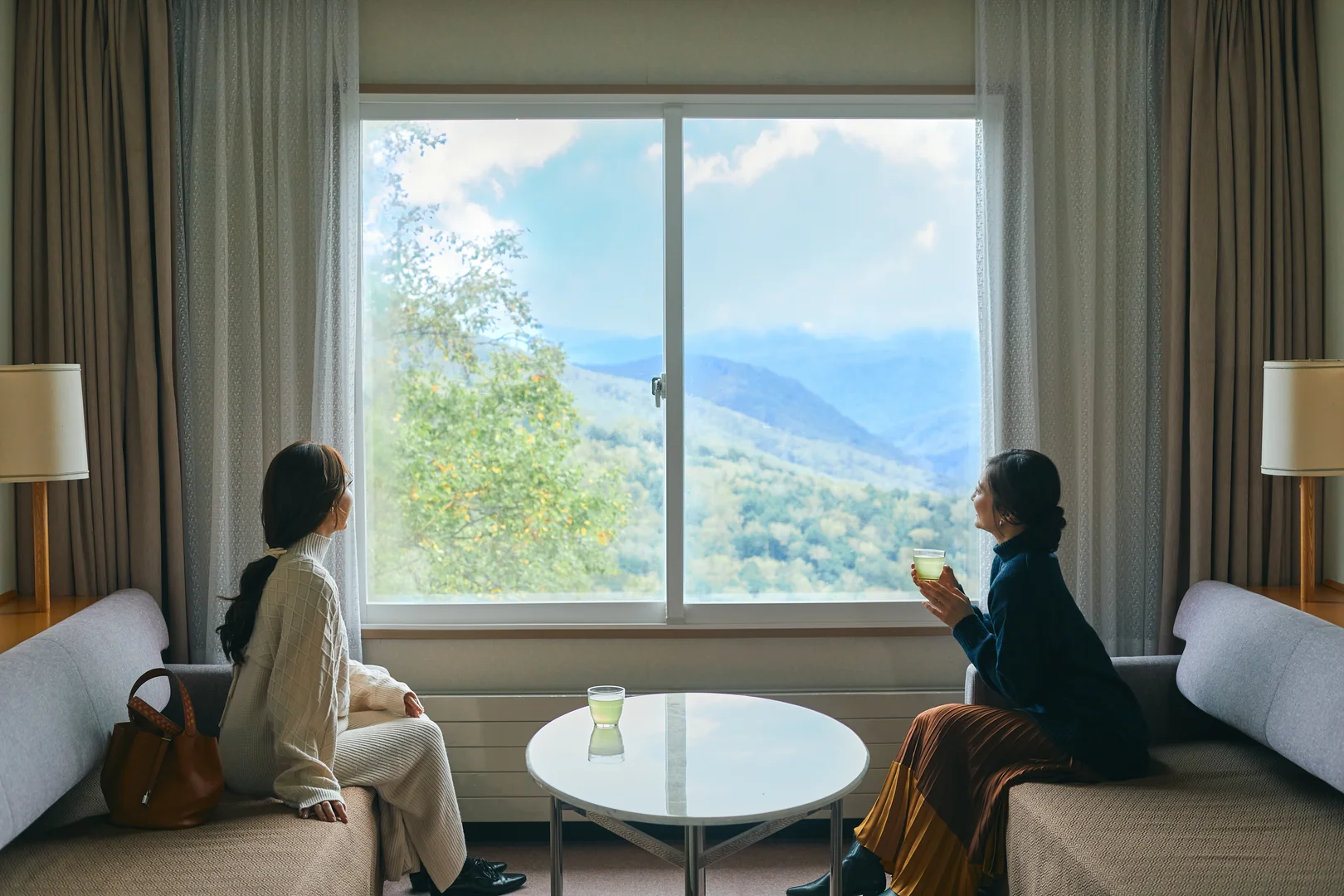 万座プリンスホテル公式Webサイトより「窓の外に山並みが広がる客室」