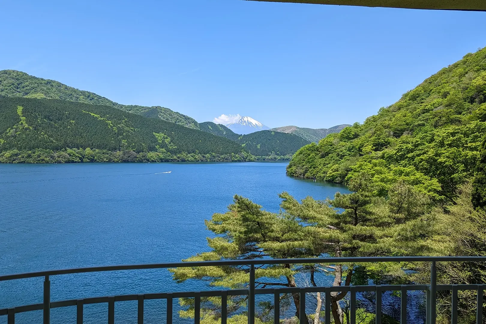 ザ・プリンス 箱根芦ノ湖公式Webサイトより「客室から望む芦ノ湖と富士山」