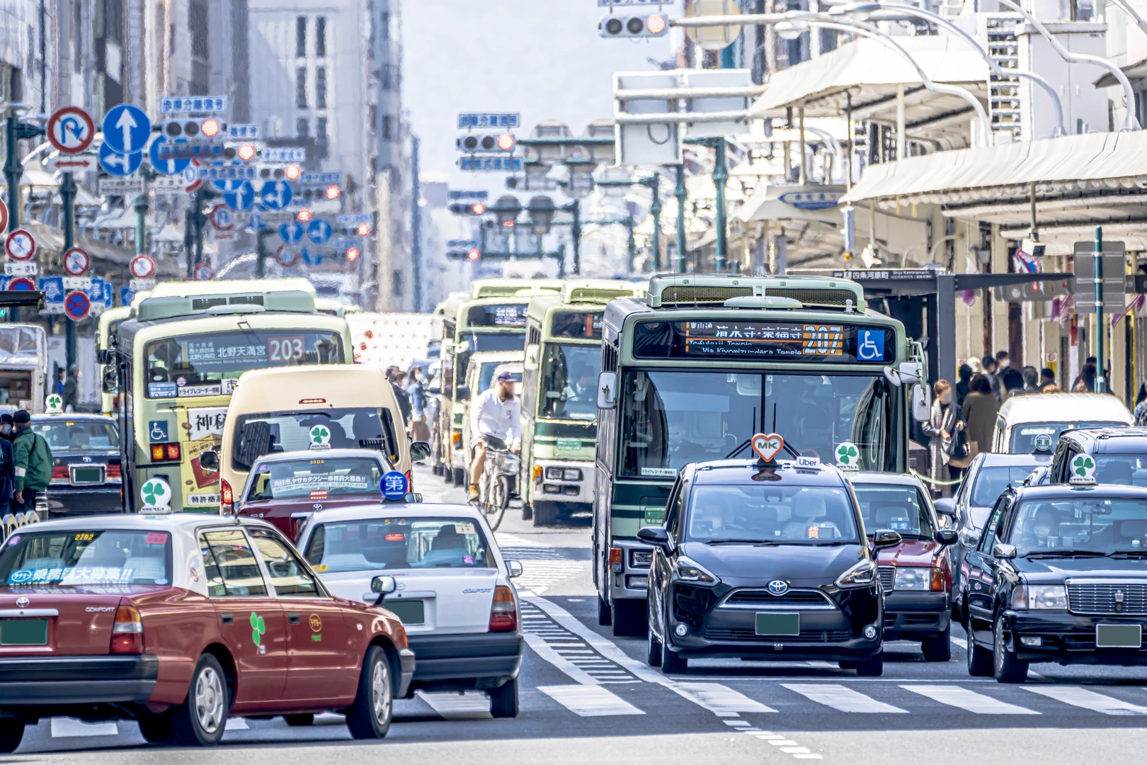 PIXTAより「四条通を走る京都の路線バス」