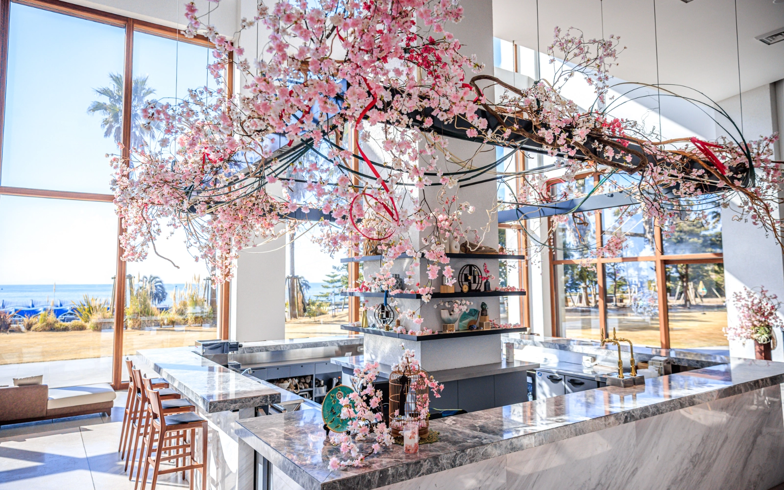 桜の香りに包まれるアート空間