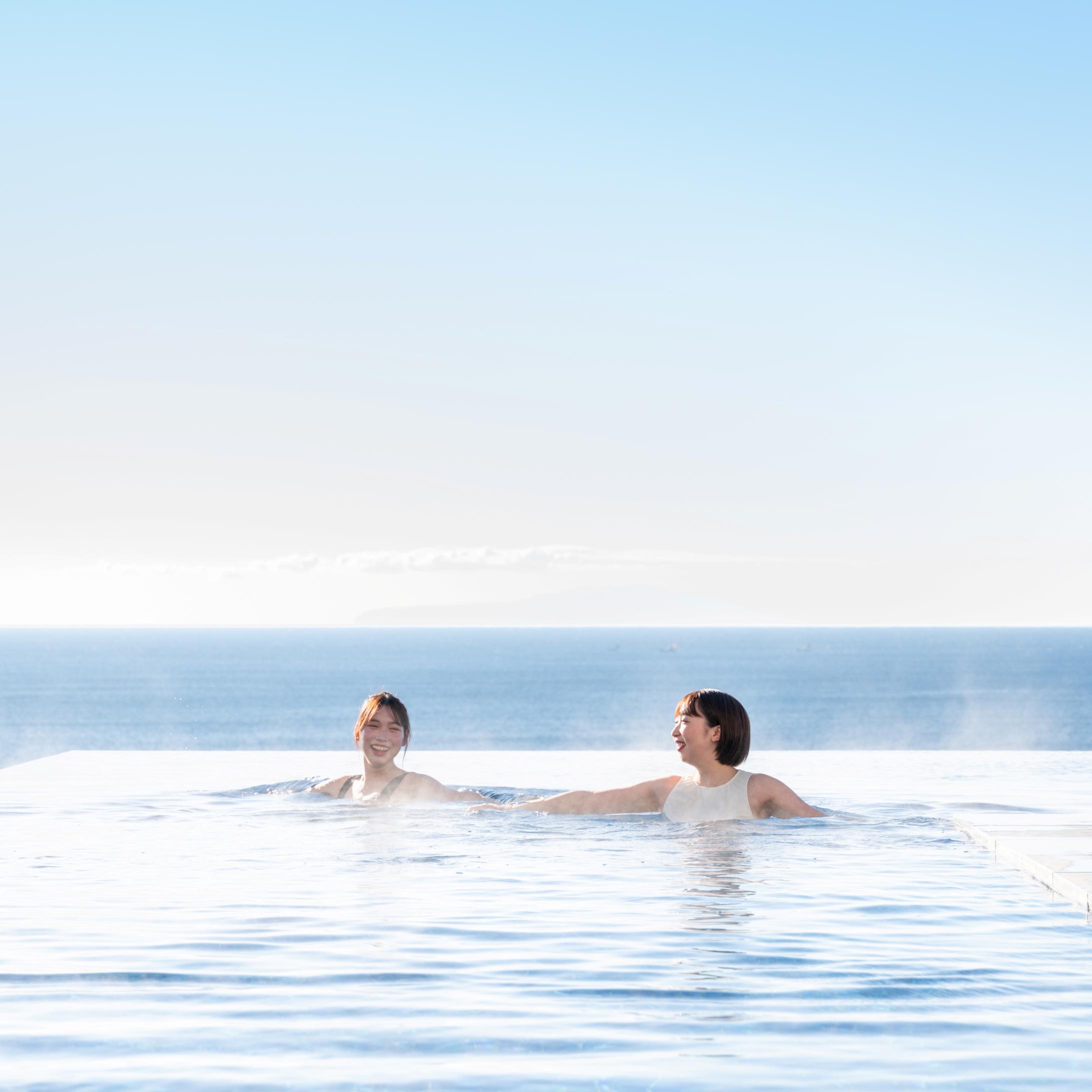 プールで海を眺める