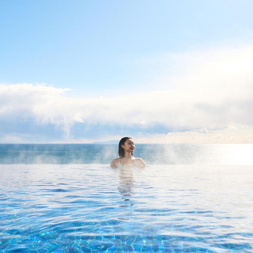 プールで海を眺める