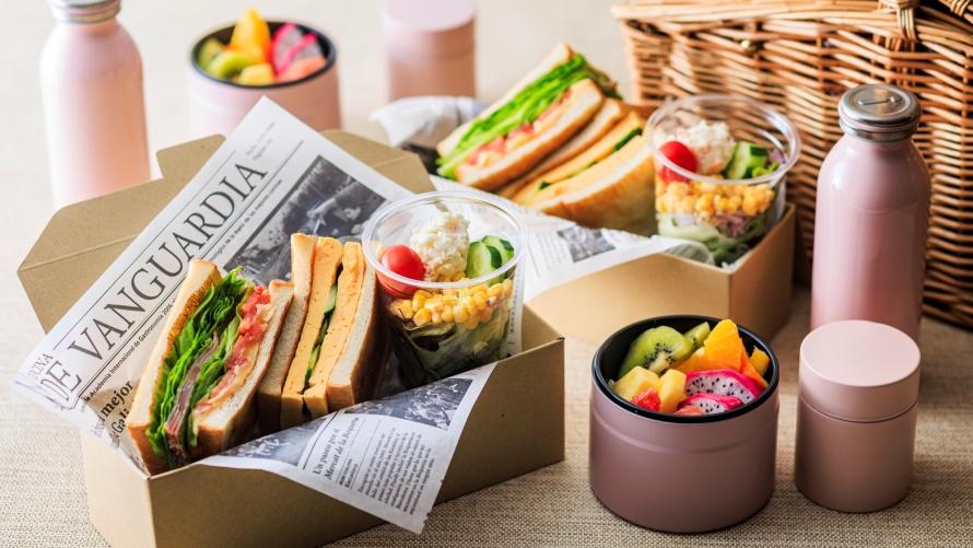 ご朝食は、軽めのブランチをルームサービスいたします。