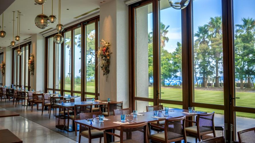 太平洋を望む開放的なカフェレストラン