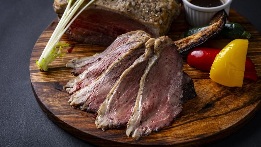 低温で柔らかく仕上げたローストビーフ　ポリネシアンソース　