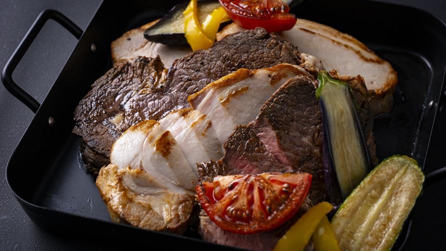 国産牛と豚ロースの鉄板焼