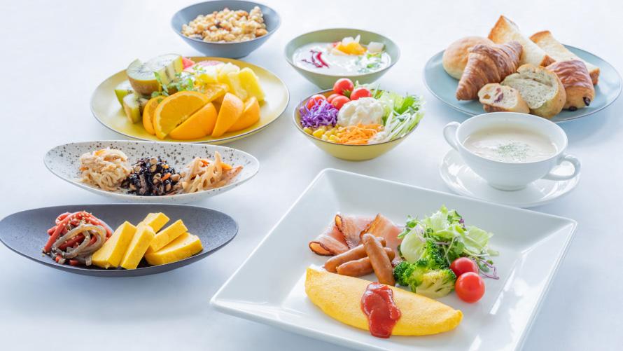 【ご朝食】宴会場にて地元食材を使った朝食をご用意しております。