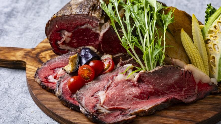低温で柔らかく仕上げた牛肉のロースト 3種のソース