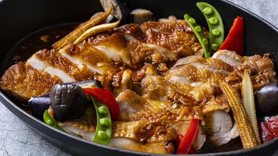 近江鶏の天火焼き　彩り野菜と麻辣ソース