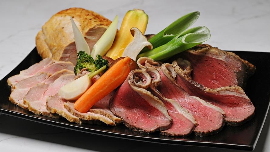 低温で柔らかく仕上げた牛肉と豚肉のロティ　 ポリネシアンソース　