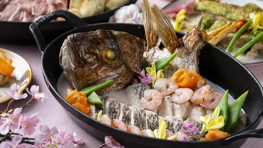 真鯛と海老の白ワイン蒸し　貝出汁香る桜色のナージュソース