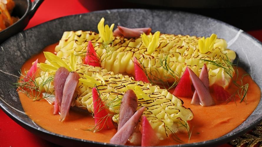 白身魚のポテトムース焼き　トマトクリームソース　