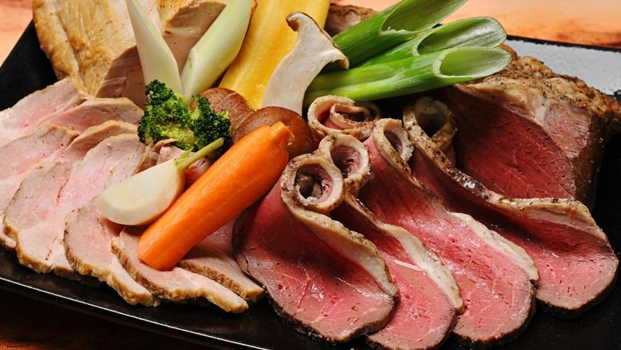 低温で柔らかく仕上げた牛肉のロティ　ポリネシアンソース　滋賀県産日野菜漬け入りおろしソース