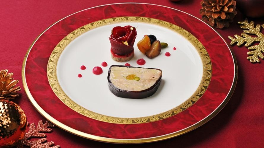 ブッシュ・ド・ノエルに見立てたフォアグラのテリーヌ　無花果との出会い ビーツのコンフィを一輪の薔薇のように