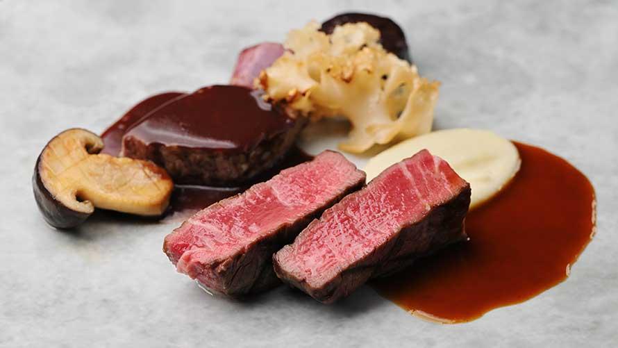 和牛フィレ肉のグリルと牛頬肉の赤ワイン煮込み