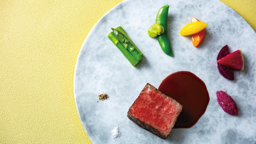 葡萄の枝で燻した近江牛腿肉のロースト　浅柄野 Minori赤ワインのソース