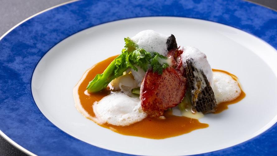 オマールブルーと春キャベツのアンブーレ　フランス産キャビアを添えて