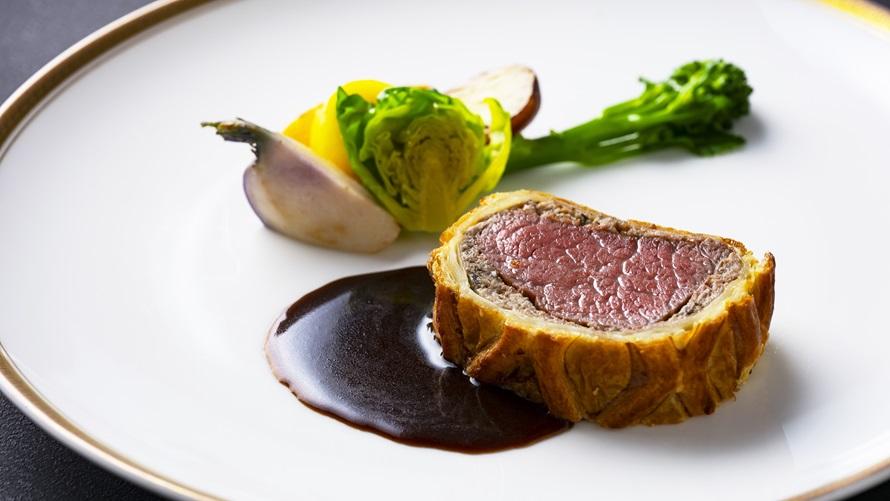 近江牛フィレ肉のウェリントン風パイ包み焼き　ソースグランブヌール　