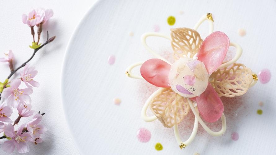 滋賀県初のオリジナルいちご「みおしずく」とアーモンドクリームのフィーユ 甘酸っぱいチェリーのソルベ　　