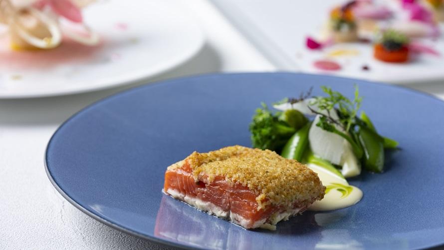 蕗の薹香るクルートを纏った醒井養鱒場のニジマス 野菜のスナッケ　ノイリーソース