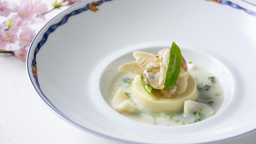 蛤と筍のロワイヤル　新玉葱と青豆のブイヨン　