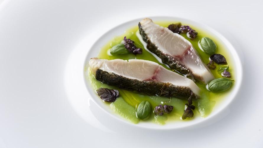縞鯵の炭火焼きと万願寺唐辛子 　爽やかな紫蘇の香り
