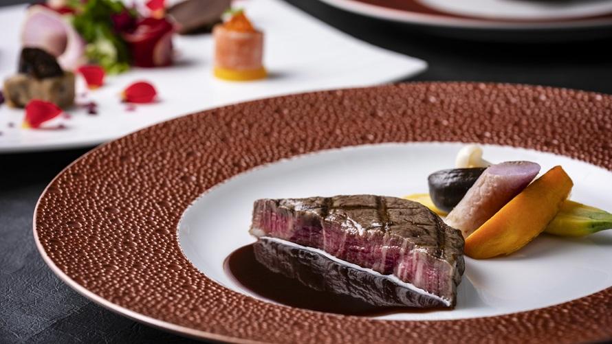 牛フィレ肉の瞬間燻製 甘酸っぱいアドベリー風味の赤ワインソース