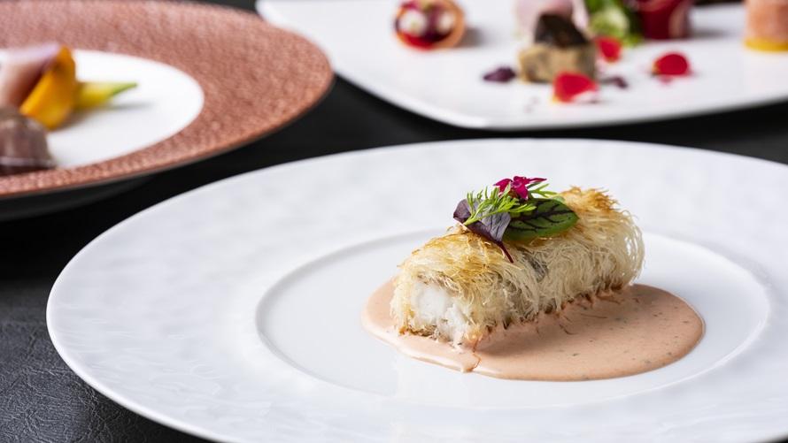 カダイフを纏った鮮魚のフリット 薄紅色のソースベアルネーズ