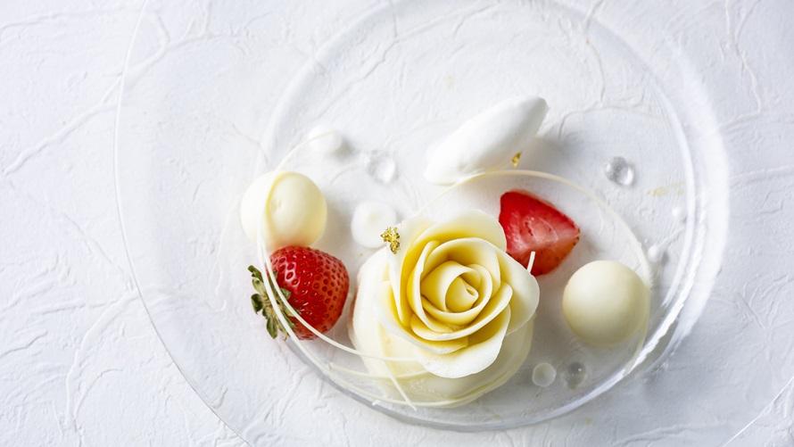 いちごとフランス産ショコラのムース メレンゲのアイスを添えて