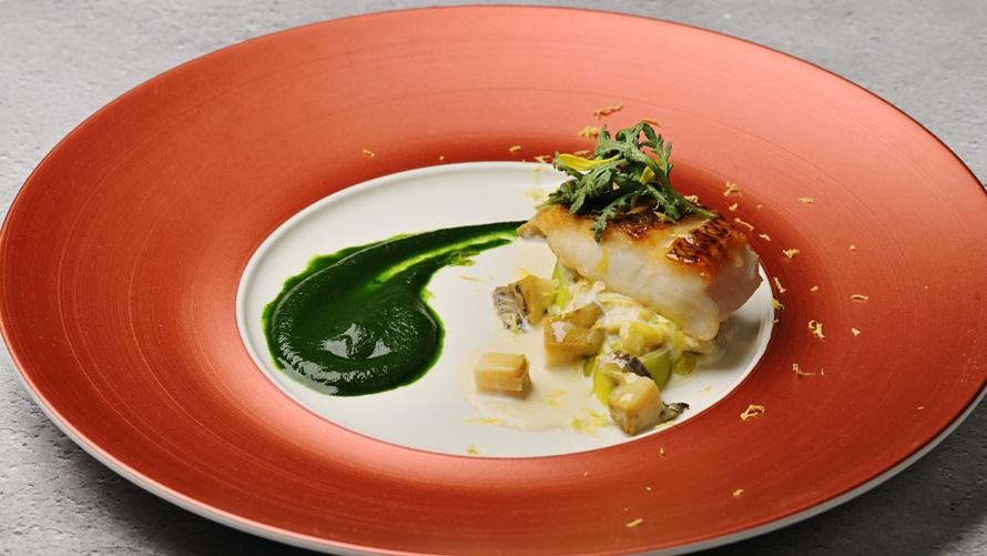 黒ムツのポワレと春菊のクーリー　鮑と信長葱のアラクレーム　柚子の香り