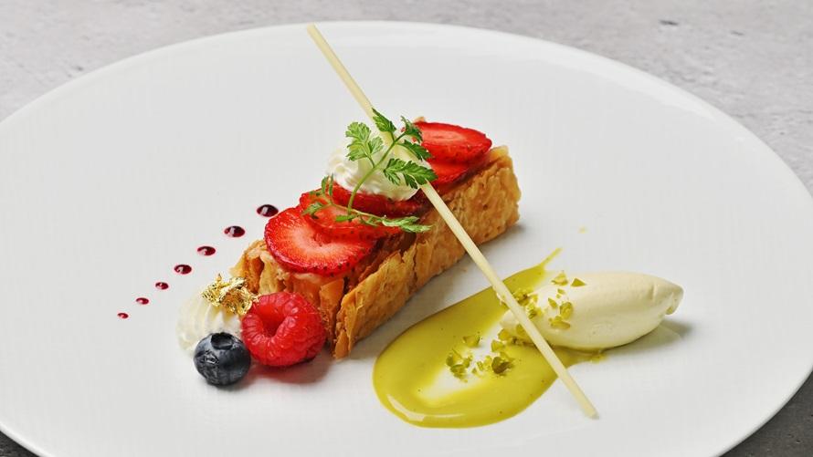 滋賀県初のオリジナルいちご「みおしずく」のミルフィーユ　滋賀県産マイヤーレモン香るアイスを添えて