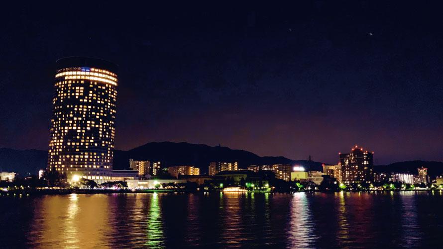 船旅の終わりには、船内で甘酒を楽しみながら、紅葉を使用した押し花ハガキ作りを体験