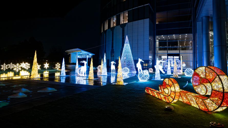 ロビーラウンジ ポート ニオからプールサイドを彩るイルミネーションをお楽しみいただけます。