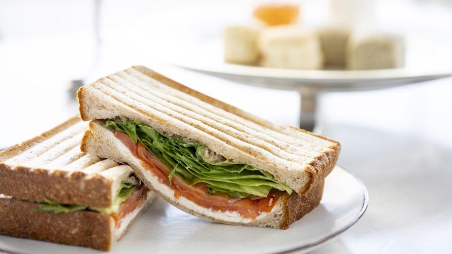 スモークサーモンと柴漬けタルタルの桜エビホットサンド